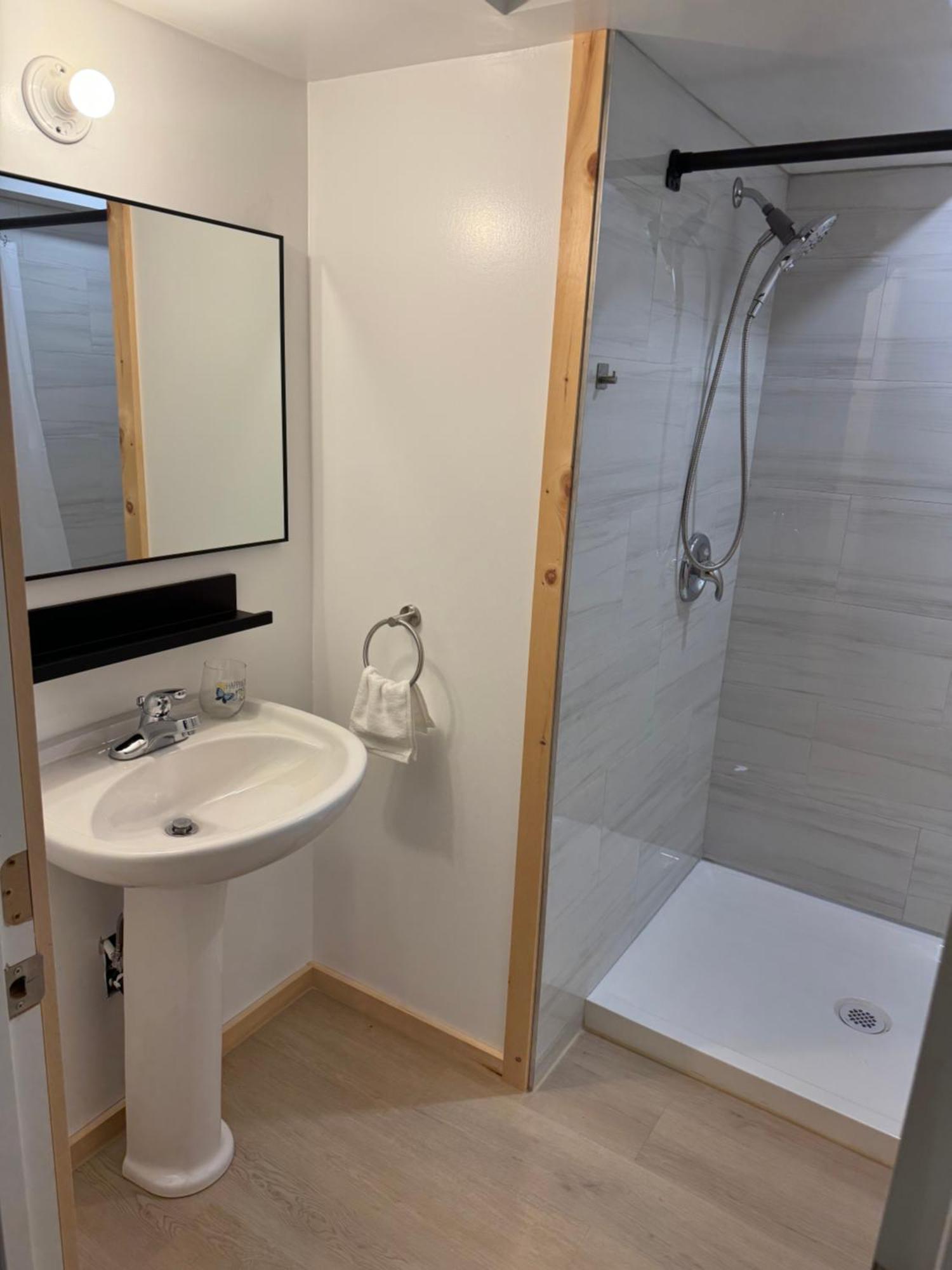 Private Entrance, Private Bathroom, Bedroom And Workspace Ottawa Dış mekan fotoğraf