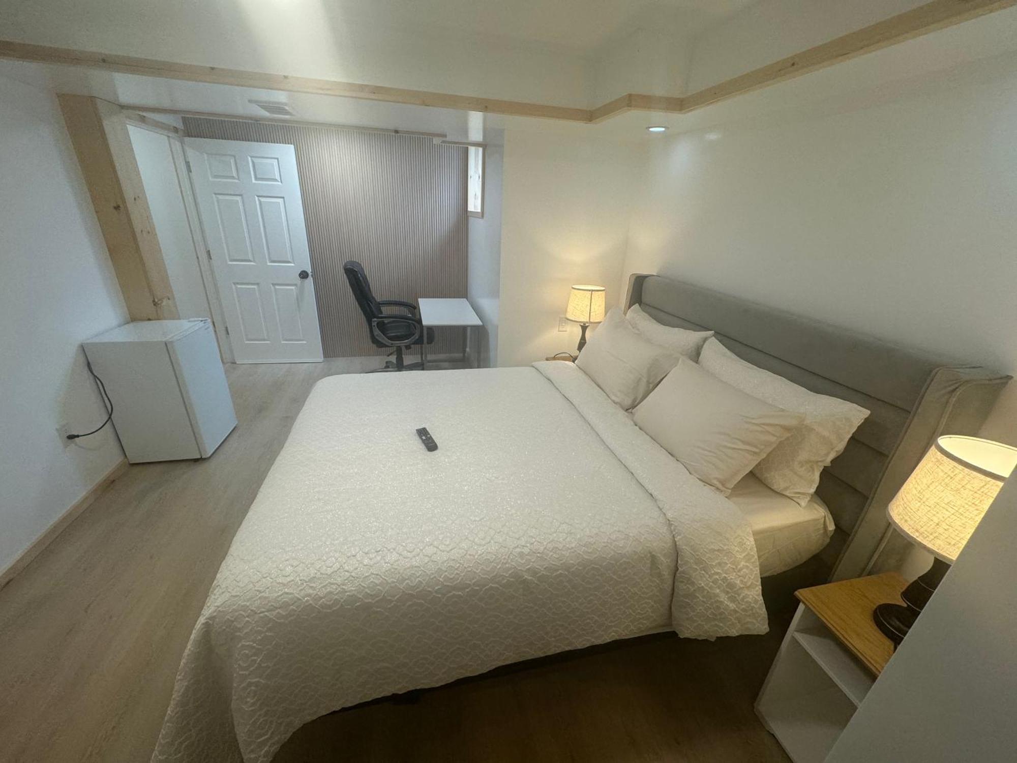 Private Entrance, Private Bathroom, Bedroom And Workspace Ottawa Dış mekan fotoğraf