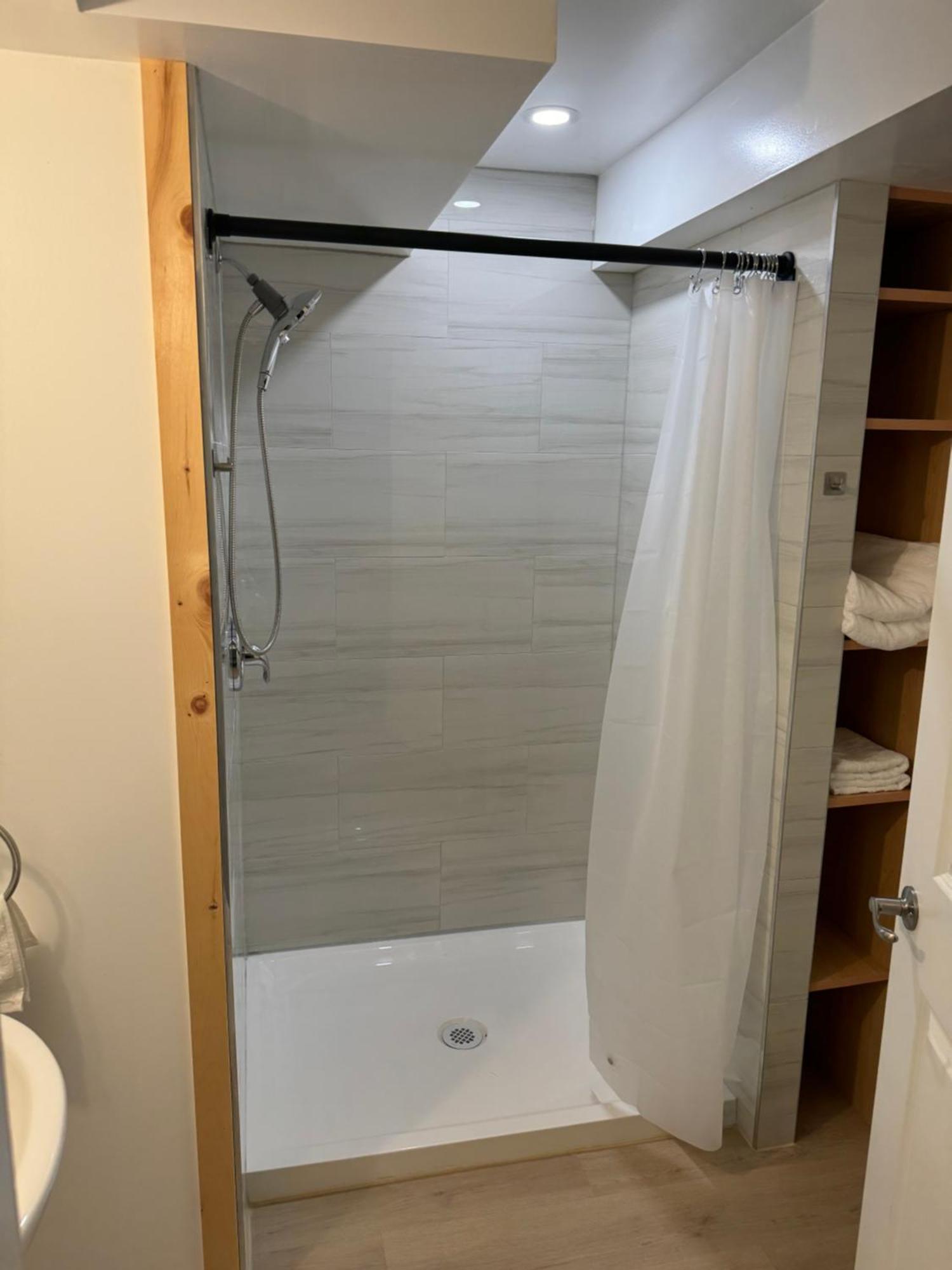 Private Entrance, Private Bathroom, Bedroom And Workspace Ottawa Dış mekan fotoğraf