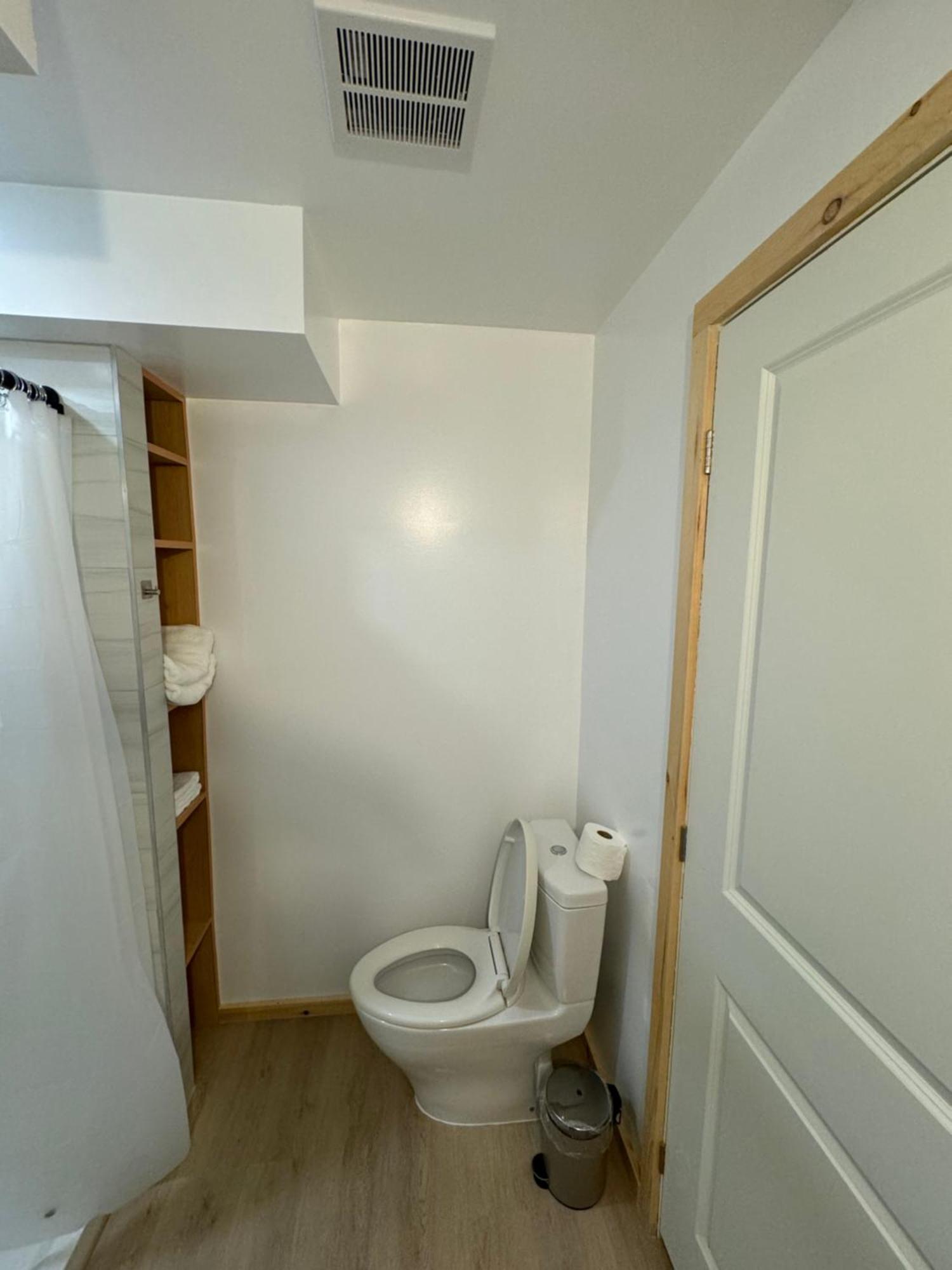 Private Entrance, Private Bathroom, Bedroom And Workspace Ottawa Dış mekan fotoğraf