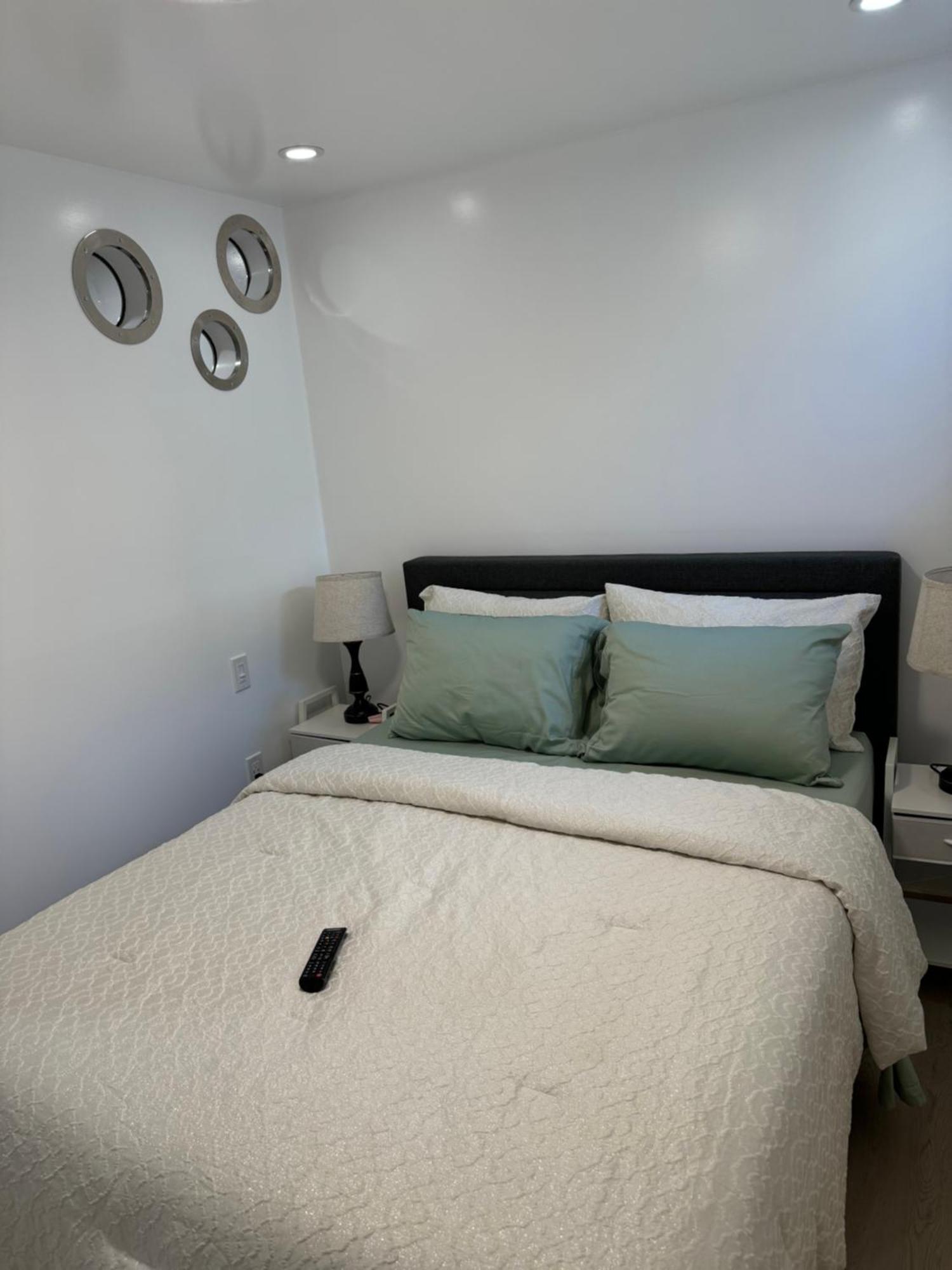 Private Entrance, Private Bathroom, Bedroom And Workspace Ottawa Dış mekan fotoğraf